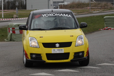 Kenneth Madsen og John Madsen i deres Suzuki Swift.
(Foto: Motorsporten.dk)